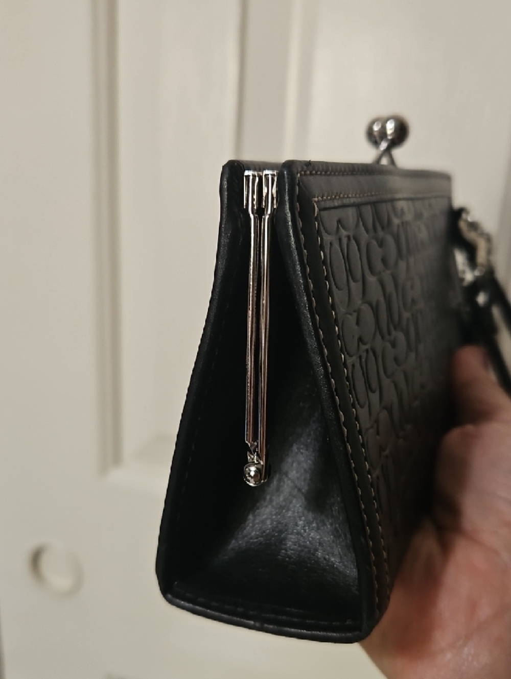 Coach NWOT Y2K Black Embossed Signature Leather Kisslock Wristlet Clutch - Picture 6 of 10